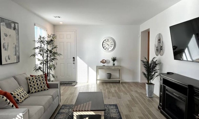 Henderson Apartment | Stylish Escape with Spa & Hot Tub in Prime Location