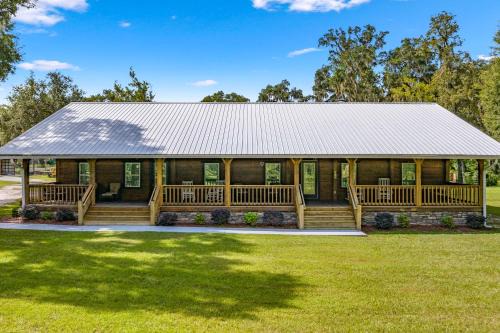 Williston House | Serene Suite with Porch Near Cedar Lakes - Guest Rated 9/10