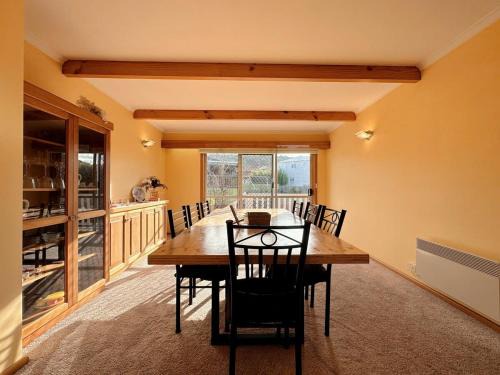 Howrah House | Peaceful Sunlit Retreat Near CBD and Airport, 4-Star Stay