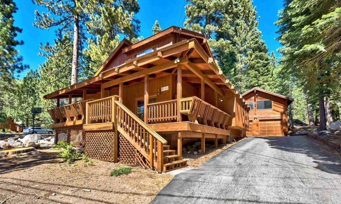 Truckee Cabin | Cozy Tahoe Retreat: Pet-Friendly with Pool & Ski Access