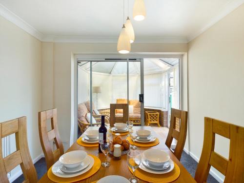 Telford House | Family-Friendly 3-Bedroom House in Telford for Memorable Stays