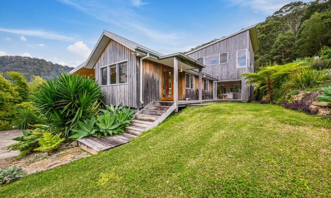 Korora House | Serene Treetop Retreat: 4-Star Family-Friendly Getaway