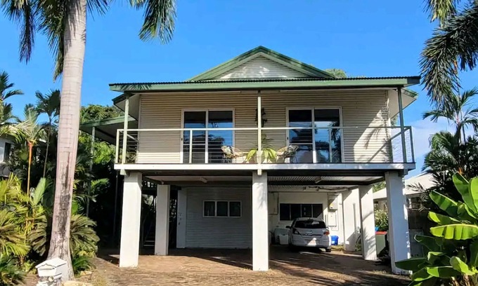 Durack House | Relaxing Tropical 4 Bedroom House with Spa and Hot Tub