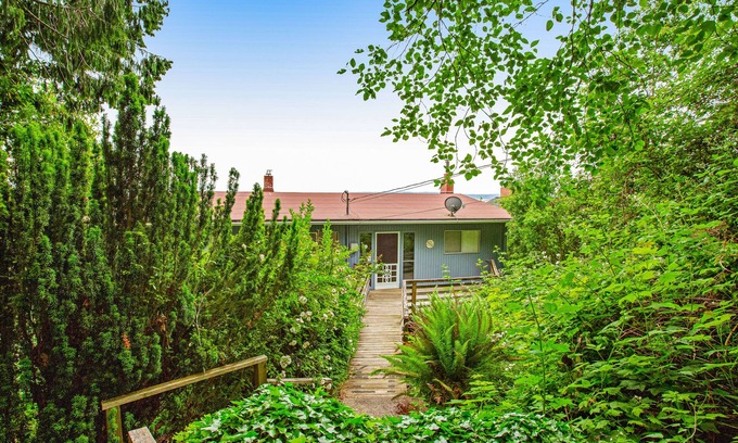 Bainbridge Island House | Inviting Waterfront Escape with Outdoor Decks & Beach Access