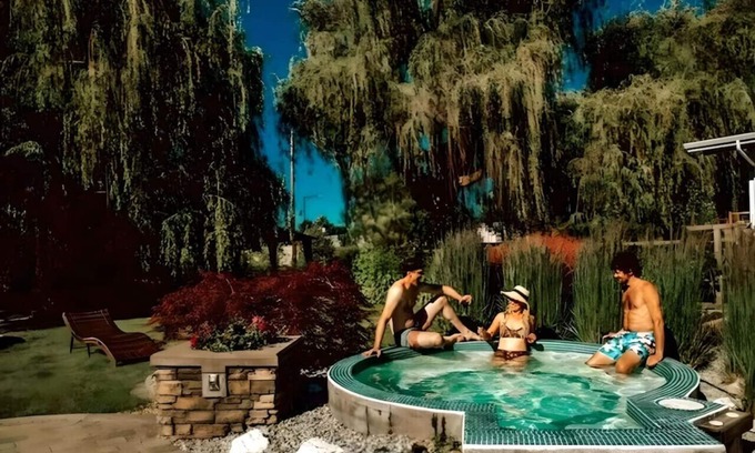 Central Okanagan House | Serene Waterfront Retreat with Pool, Hot Tub & Pet-Friendly
