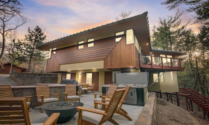 Lake Delton House | Tranquil Waters: Serene Lake View Getaway with Spa Access
