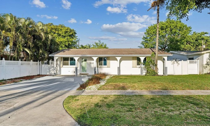 Melaleuca Gardens House | Tranquil Waters w. Heated Private Pool in Central Dania Beach