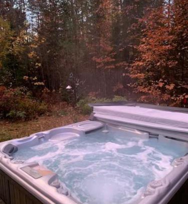 Rawdon Ski Chalet | Tranquility at the edge of the woods- Hot Tub
