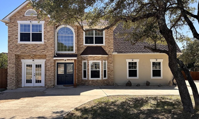 Point Venture House | Idyllic Lake Retreat with Private Beach and 10/10 Rating