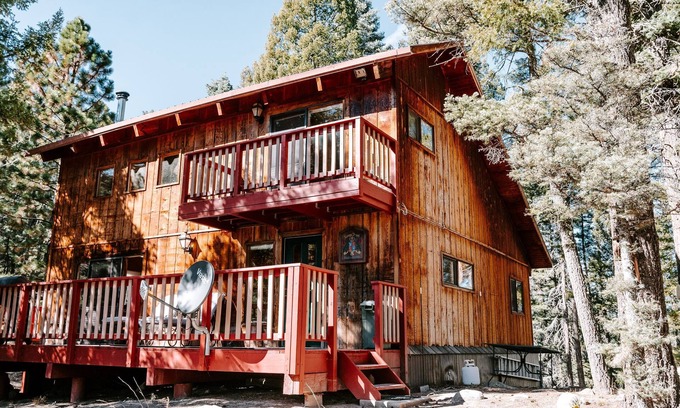 Jemez Springs Cabin | Relaxation at Turkey Trail Lodge: Pet-Friendly & Spa Amenities