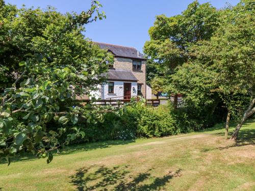Falmouth House | Tranquility: 4-Star Stay with Pet-Friendly Amenities