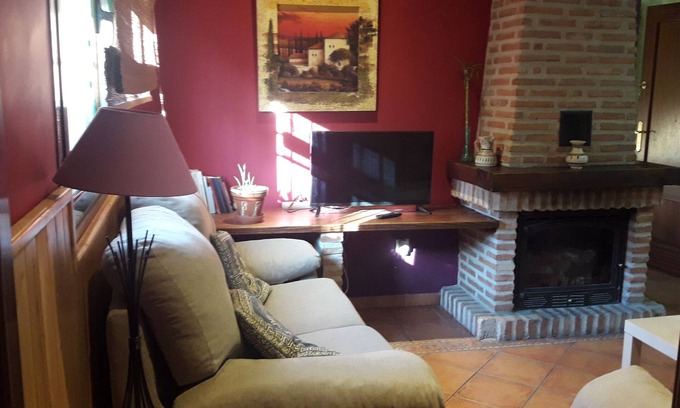 La Puebla de Montalban Apartment | Peaceful Retreat Surrounded by Nature with Pet-Friendly Options