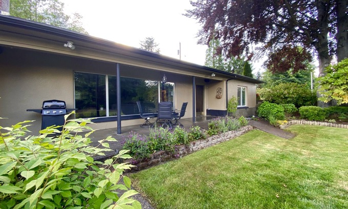 West Side Highway House | Pet-Friendly Retreat with Spa on Beacon Hill - 10/10 Rated
