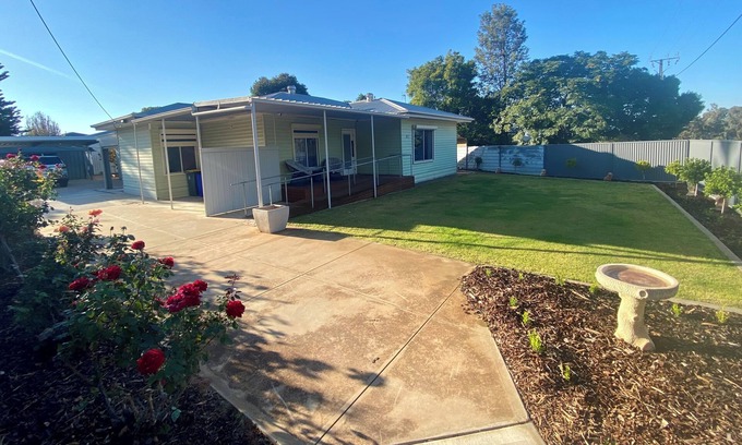 Bookpurnong House | Family and Pet-Friendly Retreat at Tranquility on Tobruk