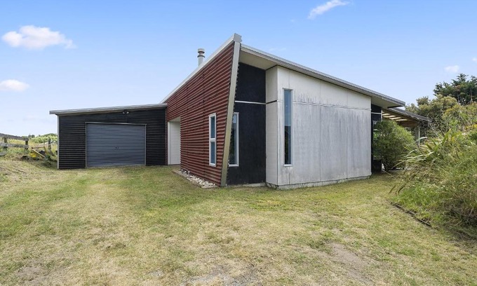 Waikawa Beach House | Relaxing Stay at Tranquilo - Waikawa Beach Holiday Home