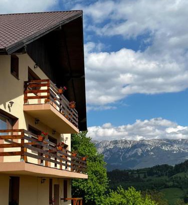 Moieciu de Jos House | Unforgettable Stay at Transylvanian House: Family-Friendly Retreat