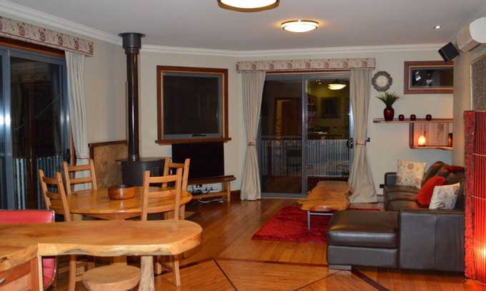 Tawonga South House | Top-Rated Trappers Cottage Mt Beauty with Family-Friendly Perks