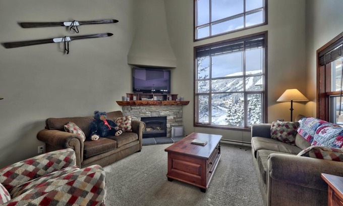 Sun Peaks House | Experience Trappers Landing #27 – Pet-Friendly Retreat