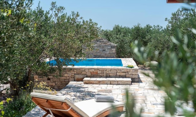 Donje Selo House | Discover Trapula Stone Paradise: Oceanfront & Pet Friendly
