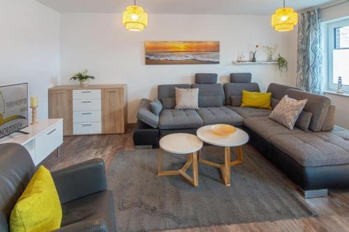 Norddeich Apartment | Ideal Getaway: Traum Wohnung 4 with Balcony & Family Amenities