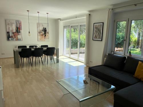 Unterdobling Apartment | Tranquil Traumgarten: Family-Friendly Retreat Near Center