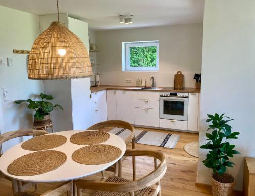 Christazhofen Apartment | Traumhafte & neu eingerichtete FeWo "Timeless" - dein Stilvoller Rückzugsort im Allgäu