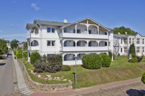Gohren Apartment | Stunning Sea View Apartment with Balcony - Villa Fernsicht