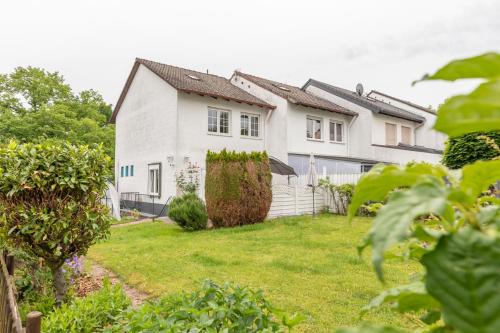 Dreieich House | Fantastic Coastal Retreat for Up to 10 Guests with Views