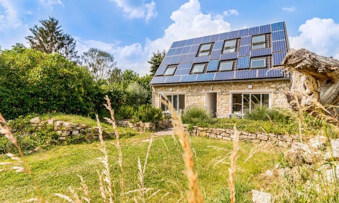 Mainz House | Idyllic Parkside Retreat: Family-Friendly with Ocean Views