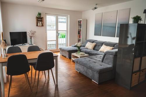 Rhein-Erft-Kreis District Apartment | Inviting Retreat in Kölner Süden with Oceanfront Views