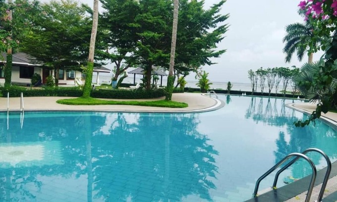 Muhamma Resort | Inviting TRAVANN: Family-Friendly Hotel with Pool & Dining