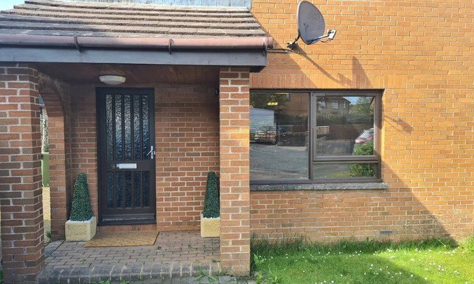 Nitshill House | Comfortable 3 Bedroom House with Free Parking Access