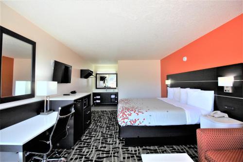 Eutaw Hotel | Pet-Friendly Retreat at Travel Inn Eutaw - Rated 9/10