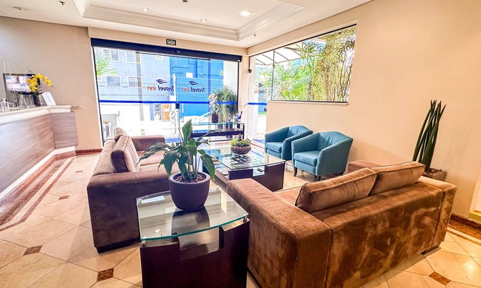 Jundiai Hotel | Budget-Friendly Travel Inn Saint Charles with Pool & Spa