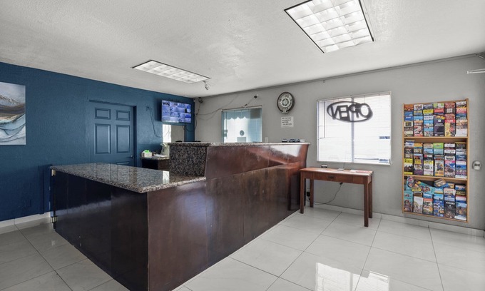Alhambra House | Budget-Friendly Travel Inn in Phoenix with Breakfast Included