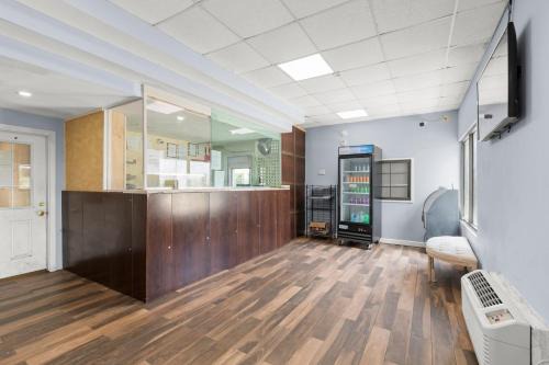 Humble Hotel | Budget-Friendly Stay at Travel Inn & Suites with Kitchen