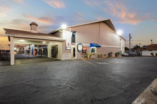 Alhambra Hotel | Family-Friendly Travel Inn with Top Guest Ratings