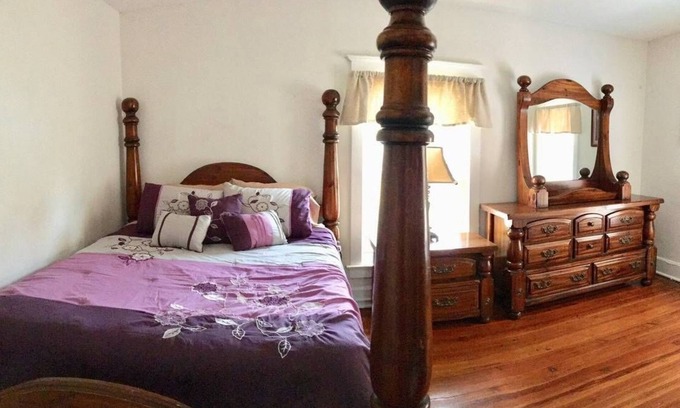 Oneonta House | Welcoming Retreat for Travel Nurses with Spa & Hot Tub