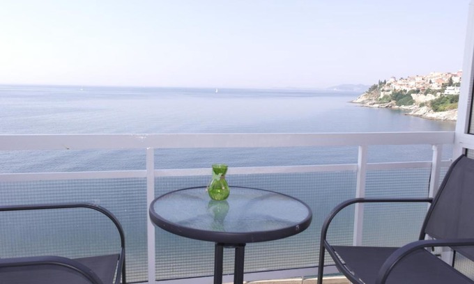 Kavala Apartment | Pet-Friendly Oceanfront Traveler Homes 2 with Breakfast