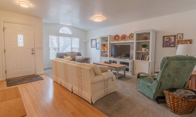 Cedar City House | Traveler's Rest 3 Bedroom Home by RedAwning