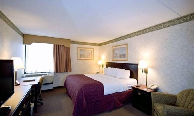Town of Sharon Hotel | Comfortable Stay at Travelers Inn with Spa & Breakfast