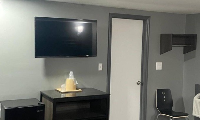 Forestdale Hotel | Travelers Rest Motel