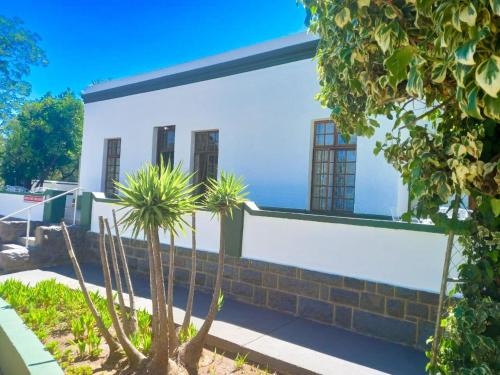 Colesberg House | Comfortable Stay at Travellers Joy Guest House with Breakfast