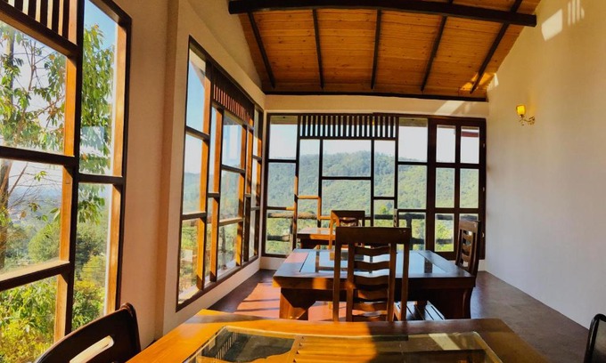 Nuwara Eliya Hotel | Cozy Travellers Nest Inn with Oceanfront Dining & Views