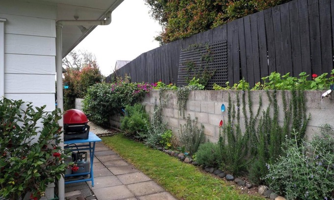 Greenlane - Ellerslie House | Top-Rated Travellers Retreat with Kitchen in Central Auckland