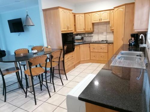 L'Agulhas House | Beachside Retreat - Family-Friendly 6 Sleeper with Ocean View