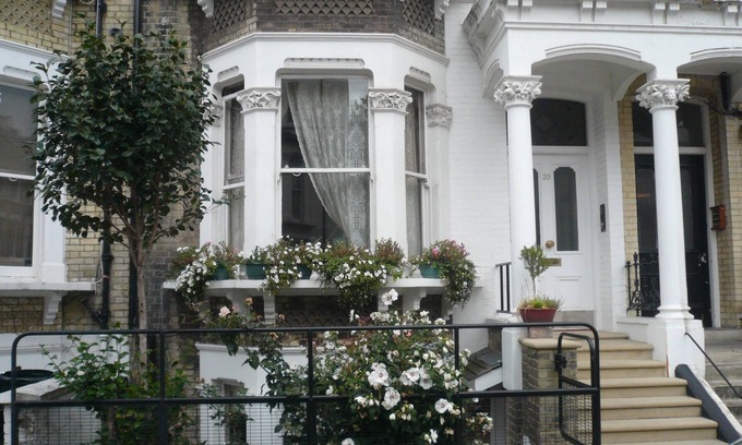 West Kensington Apartment | Cozy Retreat in West Kensington with Private Kitchen