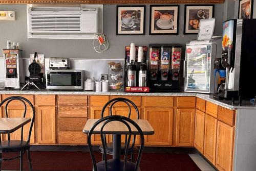 Bloomington Hotel | Budget-Friendly Travelodge in Bloomington with Pet Amenities