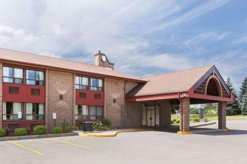 Barrie Hotel | Welcoming Travelodge by Wyndham Barrie with Pool & Ocean View