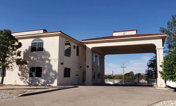 Carlsbad Hotel | Cozy Travelodge by Wyndham Carlsbad with Family Amenities